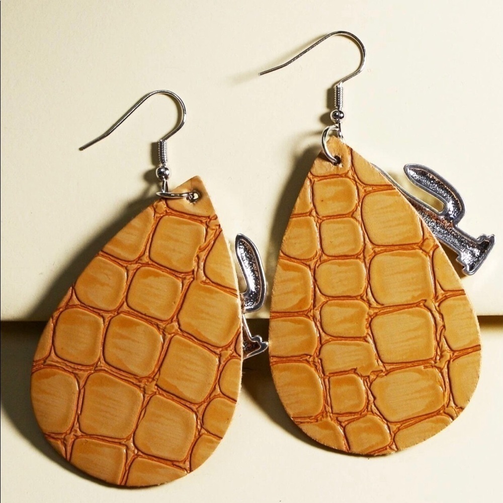 Beautiful Western Earrings - Picture 2 of 2